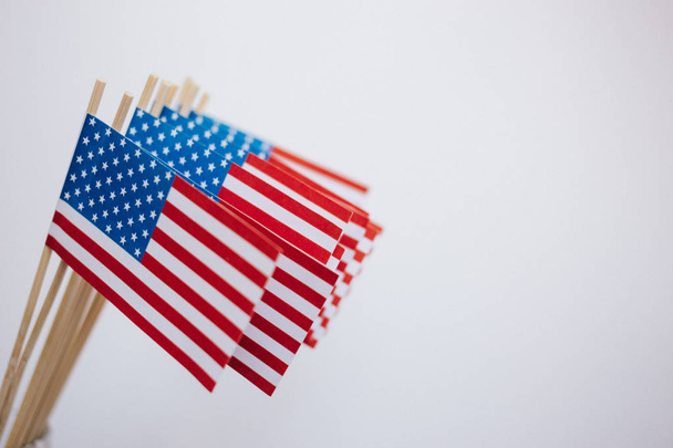 Bandiere di carta in miniatura USA. Bandiera americana su sfondo bianco
. - Foto, immagini