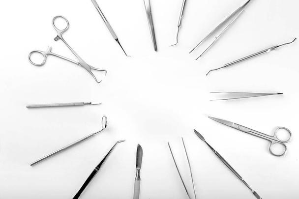 Hammaslääkärin työkalut valkoisella taustalla - Valokuva, kuva