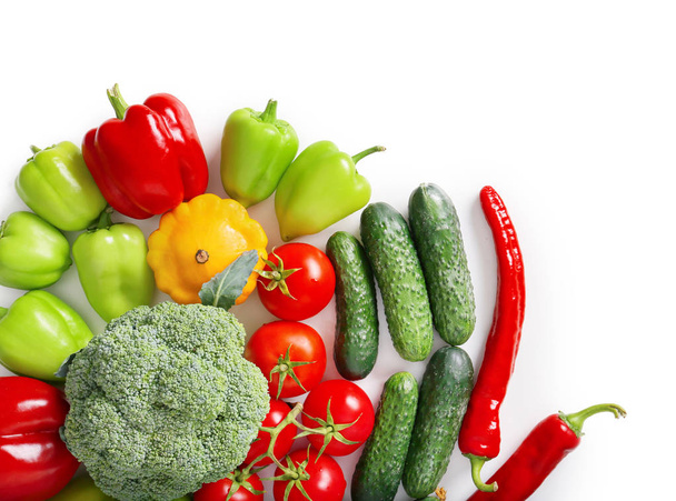 різні свіжі овочі на білому тлі
 - Фото, зображення