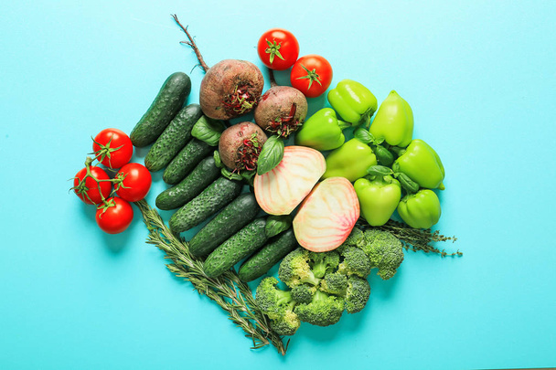 flache Komposition mit frischem Gemüse und Kräutern auf farbigem Hintergrund - Foto, Bild