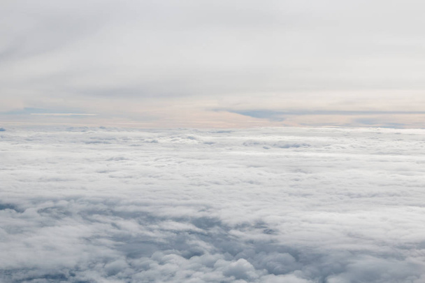 Chmury i niebo widziane przez okno samolotu - Zdjęcie, obraz