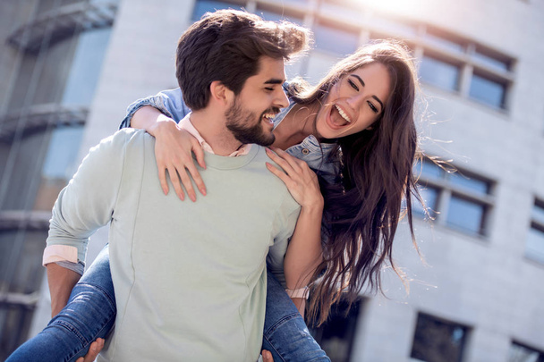 Boldog romantikus pár szórakozik utcában - Fotó, kép