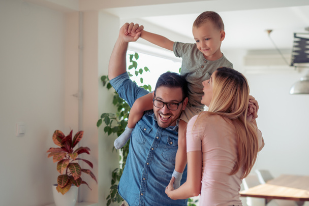 glückliche Familienmutter, Vater und Kind verbringen gute Zeit zu Hause - Foto, Bild