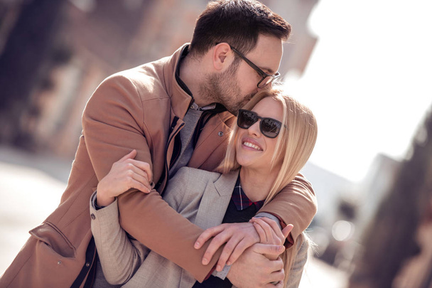 ロマンチックな若いカップルは街を歩いて - 写真・画像