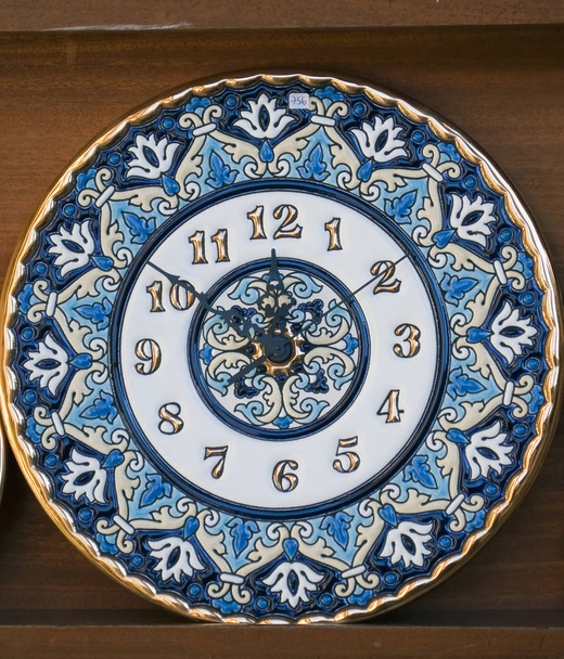 Keramische klok markering van de tijd - Foto, afbeelding