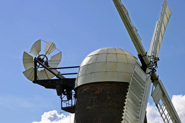 Moinho de vento Wilton no Pewsey Vale, Wiltshire, Reino Unido. Céu azul como fundo. Cap e fantail do lado com vista para o centro das quatro velas
. - Foto, Imagem