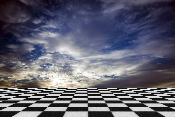 λήξης ουρανός υπόβαθρο και Σκάκι δαπέδου, έννοια ελευθερία - Φωτογραφία, εικόνα