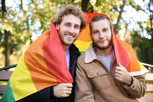 Šťastný pár gay s duhové vlajky Lgbt v parku - Fotografie, Obrázek