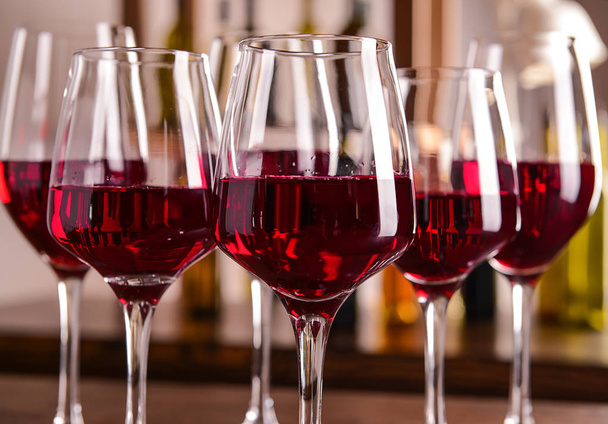 テーブル、クローズ アップの赤ワインのガラス - 写真・画像
