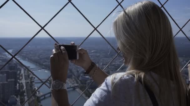 Nő bevétel fénykép-ból smartphone városkép - Felvétel, videó