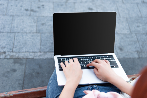 обрезанное изображение фрилансера с помощью ноутбука с ланкийским экраном на улице
 - Фото, изображение