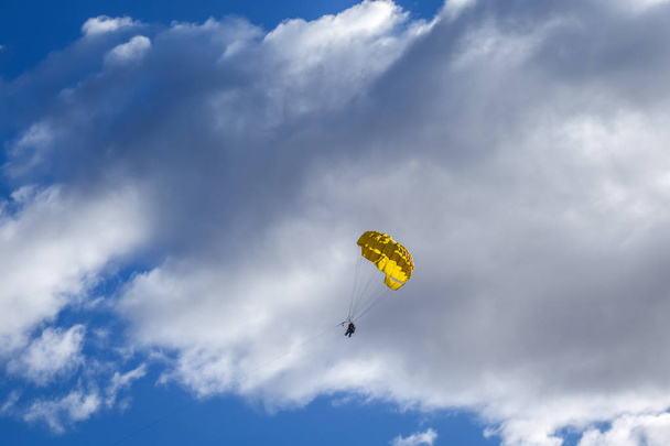 Paragliding on Lake Wakatipu, Queenstown, New Zealand - Zdjęcie, obraz