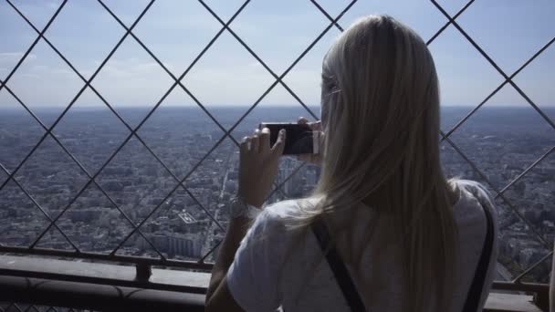 Femme prenant des photos de paysage urbain avec smartphone
 - Séquence, vidéo