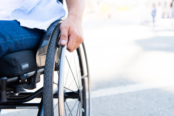 обрезанное изображение человека в инвалидной коляске на улице
 - Фото, изображение
