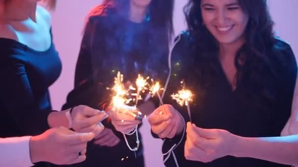 Grupo de amigos se divertindo com sparklers. Conceito de festa noturna
 - Filmagem, Vídeo