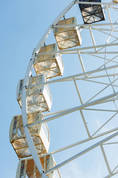 alacsony szög, Kilátás kilátó óriáskerék ellen, blue sky vidámparkban kabinok - Fotó, kép