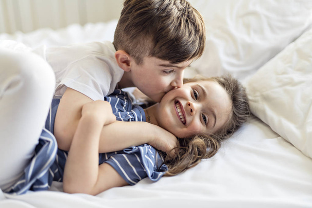 Brother And Sister having fun Together on Bed - Φωτογραφία, εικόνα