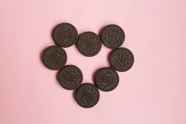 Moscow, Russia - 10 23 2018. Oreo Cookies in the shape of heart on the pink background - Foto, imagen
