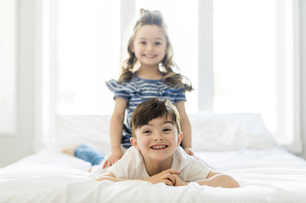 A Brother And Sister having fun Together on Bed - Foto, Imagen