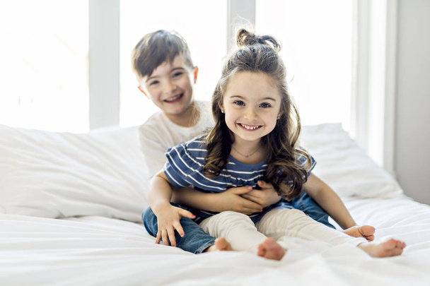 Brother And Sister having fun Together on Bed - Foto, imagen