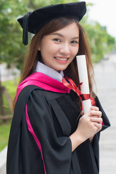 счастливая успешная улыбающаяся женщина выпускник университета; портрет дипломированной или студентки колледжа со степенью бакалавра, концепция образования; азиатская модель 20-летней молодой женщины - Фото, изображение