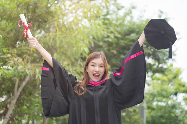 счастливая успешная улыбающаяся жизнерадостная женщина выпускница университета; портрет дипломированной или студентки колледжа со степенью выпускника, концепция успеха в образовании; азиатская модель 20-летней молодой женщины
 - Фото, изображение