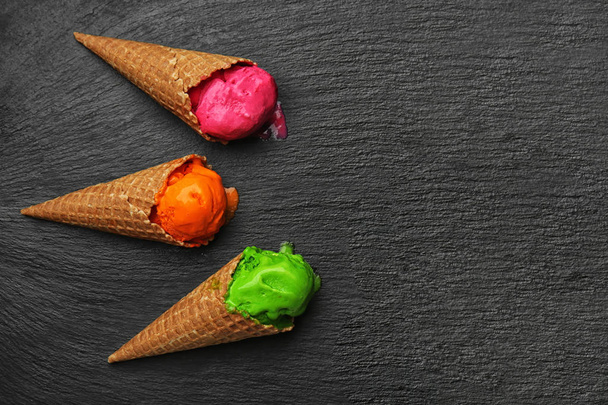 Vafle kužel s vynikající barevné zmrzliny na tmavém pozadí - Fotografie, Obrázek