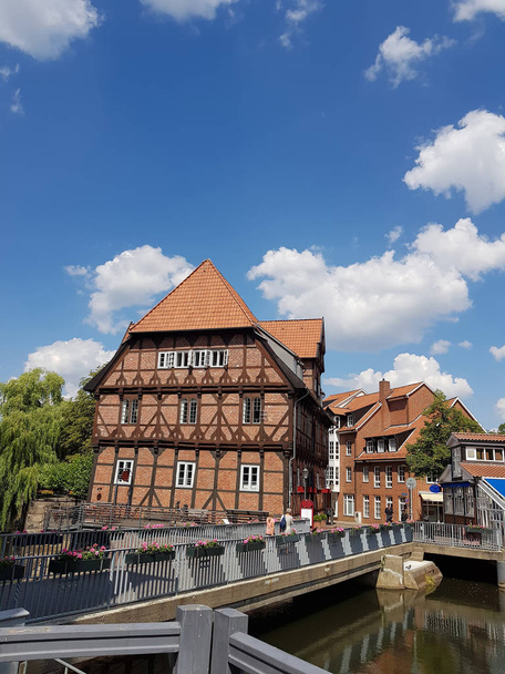 Drewniane domy z cegły w pobliżu rzeki na starym porcie Lueneburg, Niemcy - Zdjęcie, obraz