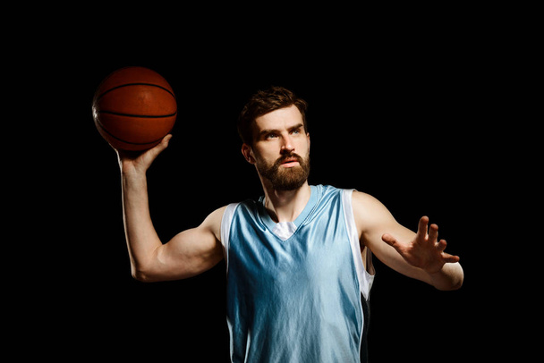 Handsome basketball player shooting ball - Valokuva, kuva