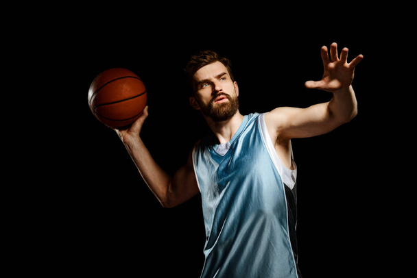 Sportsman throws a basketball - Фото, изображение