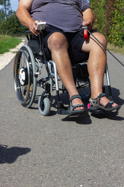 Άτομο με ειδικές ανάγκες στον κινητήρα καρέκλας ροδών στη νότια Γερμανία. - Φωτογραφία, εικόνα