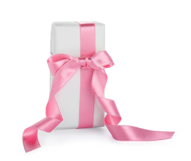 Mooi geschenkdoos met roze lint op witte achtergrond - Foto, afbeelding