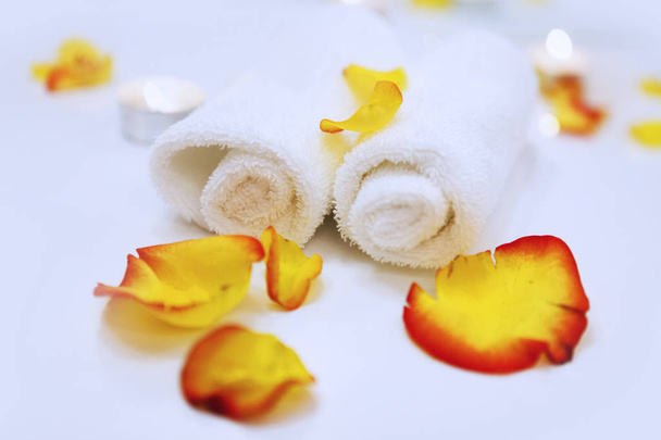 Kaksi pyyhettä ja ruusun terälehtiä kylpylässä
 - Valokuva, kuva