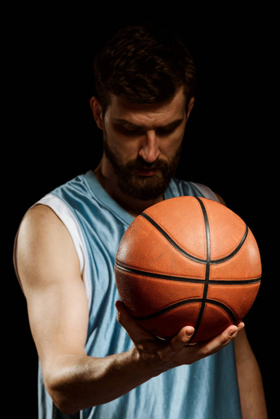 Man holding a basketball - Foto, afbeelding