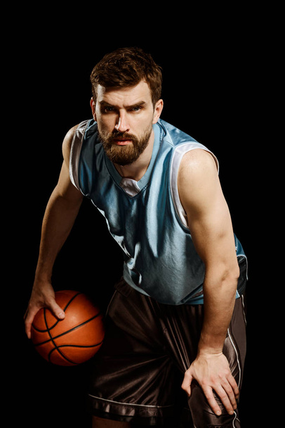 Portrait of confident basketball player - Foto, afbeelding