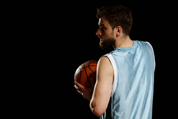 Man in sportswear with basketball - Foto, afbeelding