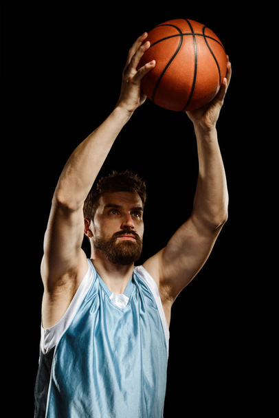 Man catches a basketball - Foto, immagini