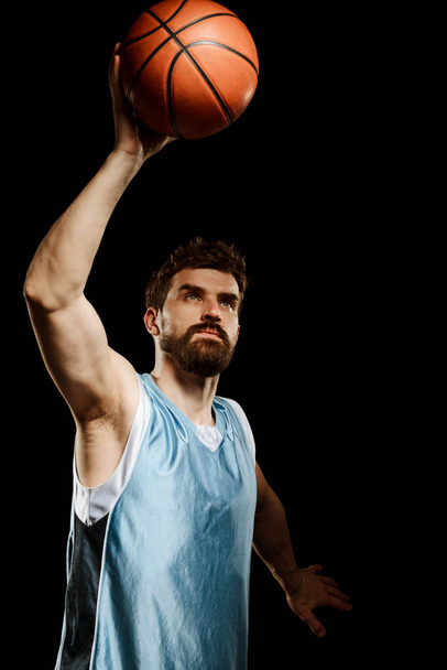 Basketball player passing a ball - Valokuva, kuva