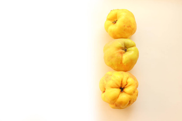 Membrillo amarillo jugoso maduro sobre un fondo blanco
 - Foto, imagen