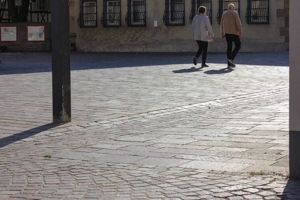 пожилая пара прогулка по собору место осенью днем солнечный в Южной Германии
 - Фото, изображение