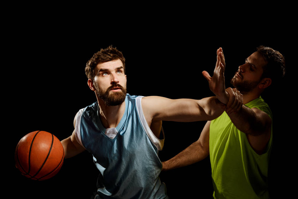 Two opposing basketball players - 写真・画像