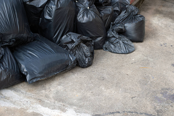 Крупный план черный мешок для мусора с мягким фокусом и над светом на заднем плане
 - Фото, изображение