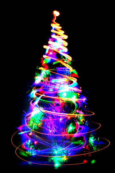 Arbre de Noël abstrait de couleur des lumières de Noël
  - Photo, image