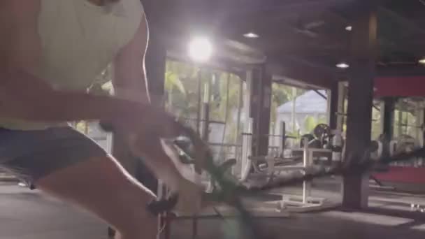 Les mains d'un homme travaillant avec des cordes de combat à la salle de gym. Fitness, Crossfit, exercice, concept d'entraînement - vidéo au ralenti
 - Séquence, vidéo