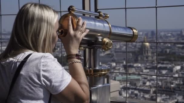 Nő a város érme binokuláris megfigyelése - Felvétel, videó