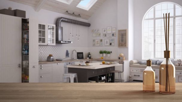 Ξύλινο τραπέζι ή ράφι με αρωματικά μπαστούνια μπουκάλια πάνω θολή σύγχρονη κουζίνα σε σκανδιναβικό στυλ, λευκό αρχιτεκτονική, interior design - Φωτογραφία, εικόνα
