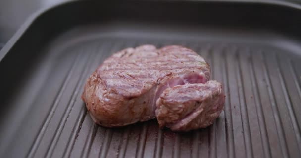 おいしい紅鮭ステーキ グリル鍋を調理します。クローズ アップ新鮮なサーモン フィレ肉グリルのマーク、健康栄養価の高い食事のコンセプト - スローモーションのビデオ - 映像、動画