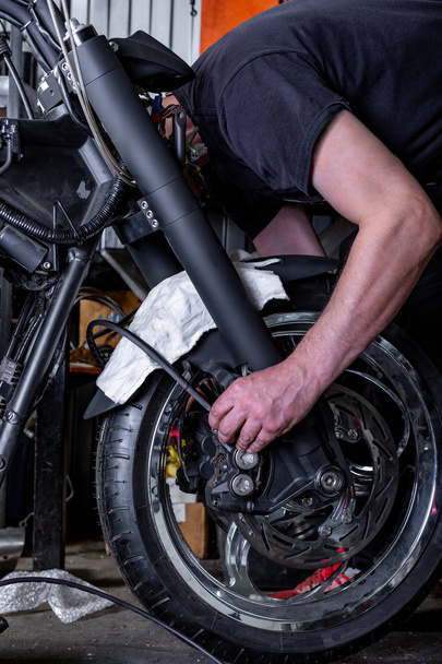 reparación de neumáticos de motocicleta con kit de reparación, kit de reparación de neumáticos para neumáticos tubeless
. - Foto, imagen