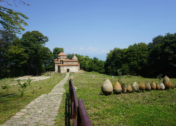 Telavi Dzveli Shuamta Monastery Garden View s dvanácti prázdných vinných sklenic - Fotografie, Obrázek