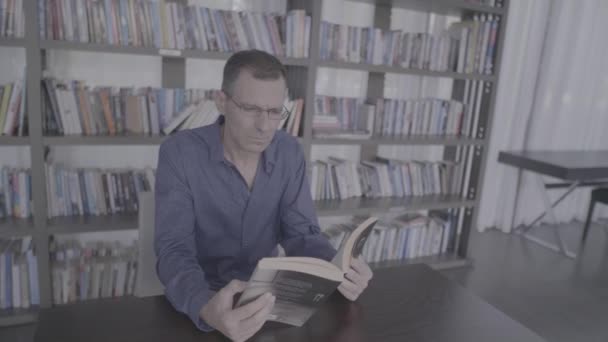 Geschäftsmann liest Buch im Hotelzimmer - Filmmaterial, Video